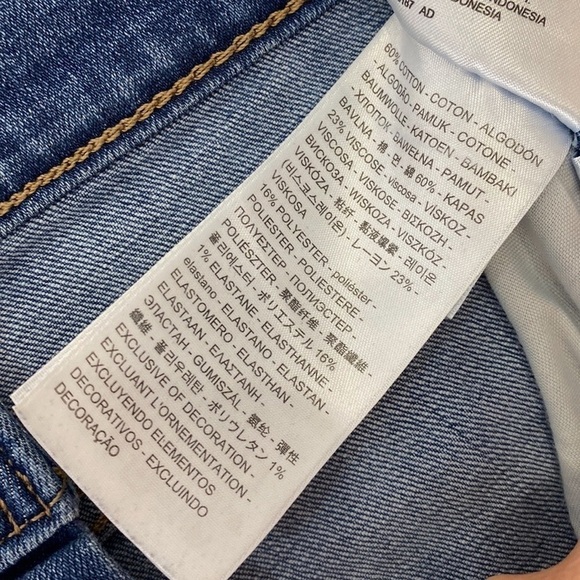 Levi’s High Rise Slim Straight Crop Distressed Jeans - Picture 11 of 16